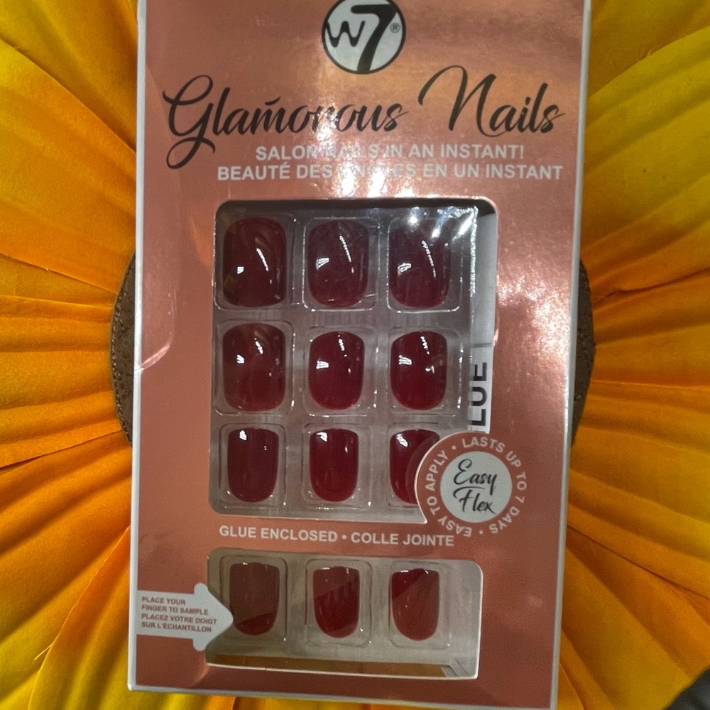 2/16 Brand New Set Of Glue on Nails